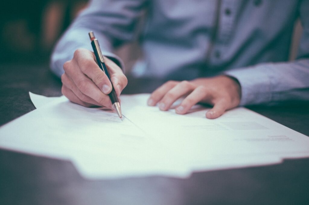 The procedure for extending the contract concluded with the director of the LLC during the period of martial law and applying the provisions of the Law of Ukraine “On the Organization of Labor Relations in the Conditions of Martial Law” dated 03.15.2022 No. 2136-IX